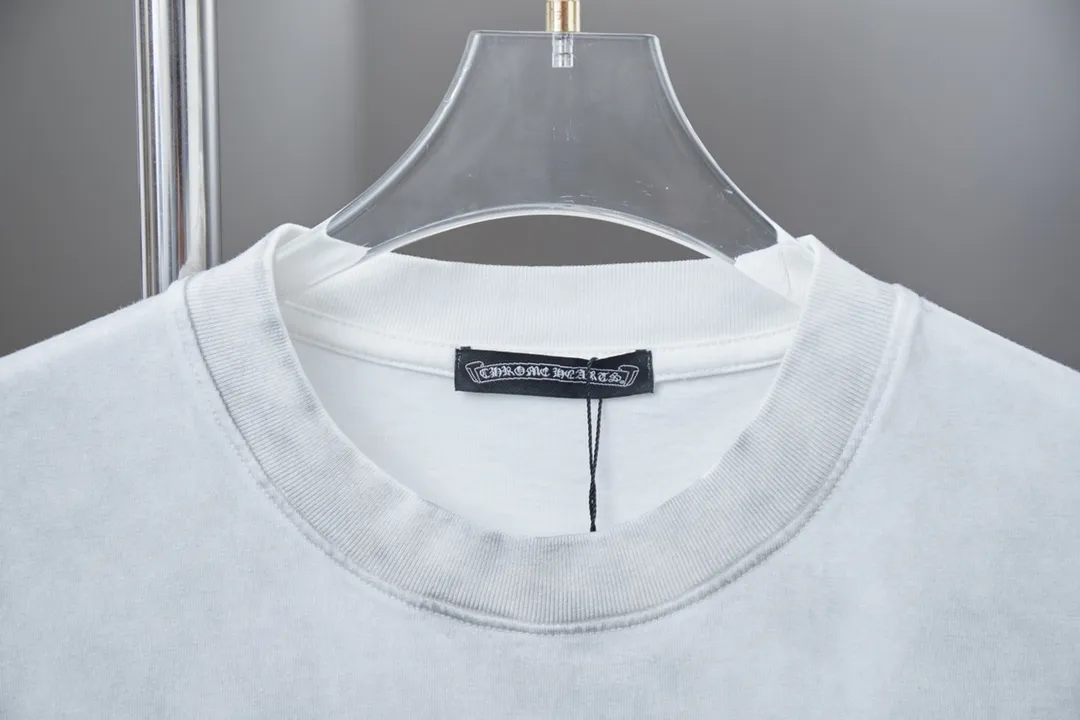 🅿️220 Ch*ome Hearte 25SS early spring new style, short-sleeved Croix heart diamonds, light luxury, essential item for daily commuting for men and women, correct version, comparison welcome, detailed features · 280g 100% pure cotton double yarn jersey fabric · Custom dyed in the same vat, special thickened 32 pieces double-stranded 1X1 thread · Imported Australian matte pearlescent diamonds ➕ thick letter logo · Ready-made garments made of piece dyeing Then do the faded fried snowflake process, then wash it to make it look old · General washing to improve the effect · Double needle stitching and cross-stitch process · Original main mark, washed tag, brand moisture-proof paper packaging Color: black/white Size: S/M/L/XL